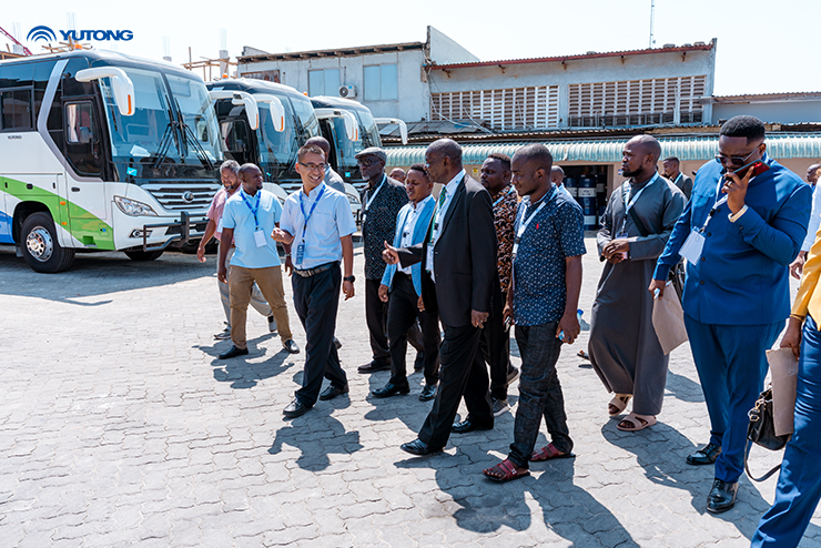 Par Afrique pour lAfrique : Lancement du bus Yutong D14