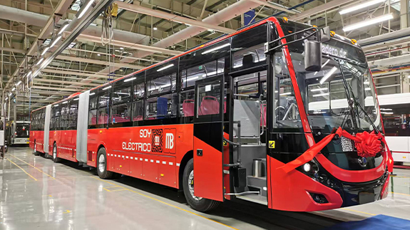 Le 1<sup>er</sup> bus bi-articulé de 26 m 100 % électrique au monde est sorti avec succès de la chaîne de montage