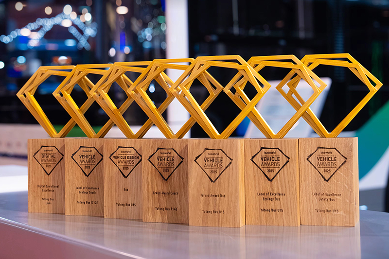Yutong a lancé sa « EV Long-Life Tech » au salon Busworld Europe 2025 et a remporté sept prix majeurs, parmi lesquels les modèles Yutong T14E et U15 ont respectivement reçu le « Grand Prix Autocar » et le « Grand Prix Autobus ».