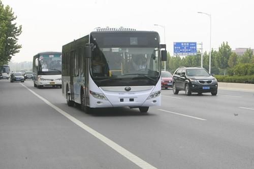 Le ministre des Transports LI Xiaopeng a fait l’expérience des autocars automatiques de Yutong