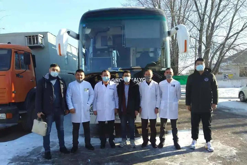 La plus grande livraison mondiale! 100 véhicules dexamen physique Yutong arrivent au Kazakhstan pour lutter contre le COVID-19