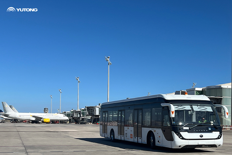 Avec lintelligence verte pour aider à la construction daéroports dans le monde, l’autobus électrique aéroportuaire Yutong innove un nouveau record