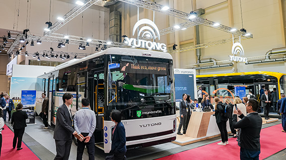 Yutong dévoile la nouvelle génération d'autobus interurbain électrique à batterie IC12E lors du Sommet 2025 de l'UITP à Hambourg, mettant en avant son innovation en matière d'électrification.