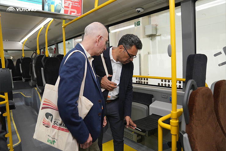 Yutong dévoile la nouvelle génération dautobus interurbain électrique à batterie IC12E lors du Sommet 2025 de lUITP à Hambourg, mettant en avant son innovation en matière délectrification.