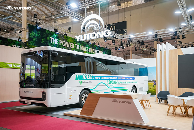 Yutong dévoile la nouvelle génération dautobus interurbain électrique à batterie IC12E lors du Sommet 2025 de lUITP à Hambourg, mettant en avant son innovation en matière délectrification.