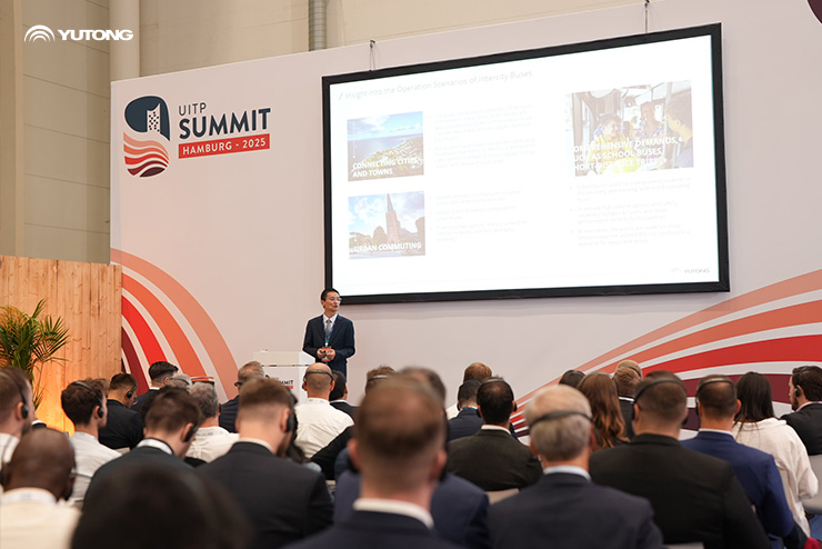 Yutong dévoile la nouvelle génération dautobus interurbain électrique à batterie IC12E lors du Sommet 2025 de lUITP à Hambourg, mettant en avant son innovation en matière délectrification.