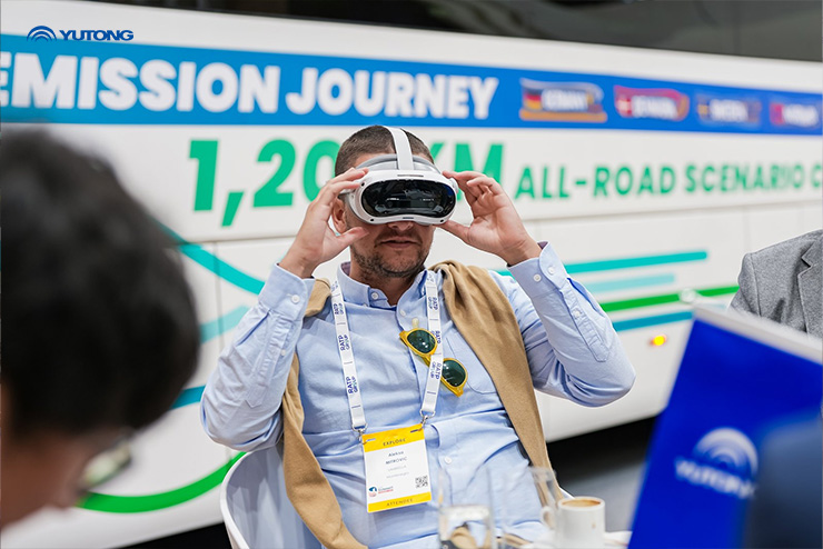 Yutong dévoile la nouvelle génération dautobus interurbain électrique à batterie IC12E lors du Sommet 2025 de lUITP à Hambourg, mettant en avant son innovation en matière délectrification.