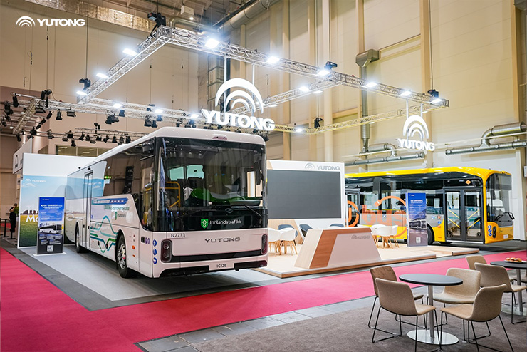 Yutong dévoile la nouvelle génération dautobus interurbain électrique à batterie IC12E lors du Sommet 2025 de lUITP à Hambourg, mettant en avant son innovation en matière délectrification.