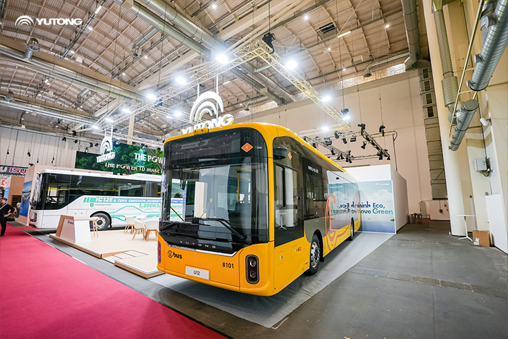 Yutong dévoile la nouvelle génération dautobus interurbain électrique à batterie IC12E lors du Sommet 2025 de lUITP à Hambourg, mettant en avant son innovation en matière délectrification.
