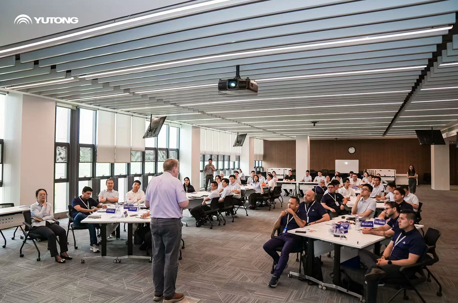 Réunis chez Yutong, connectant le monde, les employés à travers le monde évoluent ensemble avec Yutong
