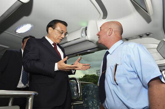 Premier ministre LI Keqiang fait l’expérience du bus exporté par la Chine en  et fait l’investigation sur “GO OUT” des équipements chinois