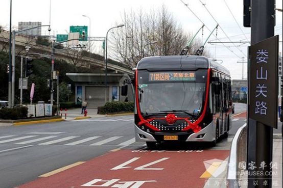 “Etre en action” de l’autobus Yutong de Trolleybus à double source à Shanghai, transport commun à capacité moyenne cherche la voie de la réformation du transport dans la métropole