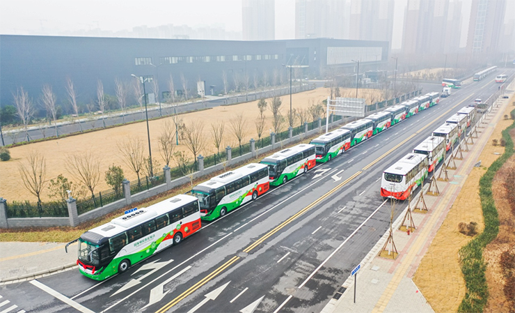100 bus à pile à combustible à hydrogène de Yutong ont été livrés à Pékin les uns après les autres pour favoriser les déplacements écologiques