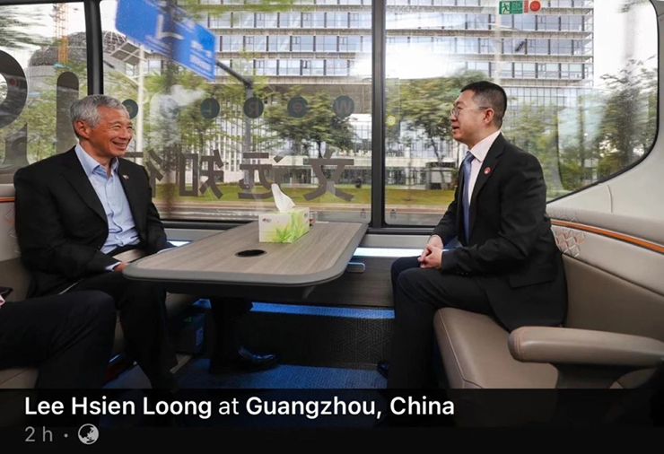 Le Premier ministre singapourien Lee Hsien Loong a pris le bus intelligent Yutong Xiaoyu