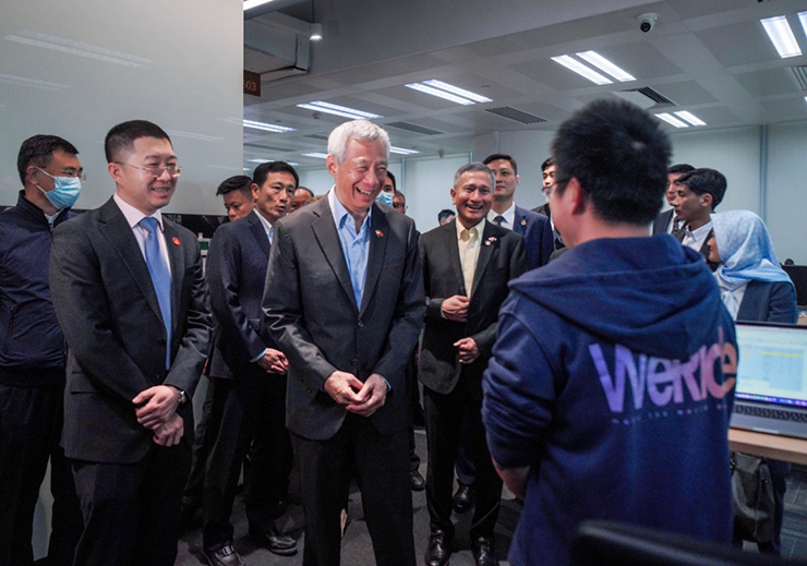 Le Premier ministre singapourien Lee Hsien Loong a pris le bus intelligent Yutong Xiaoyu
