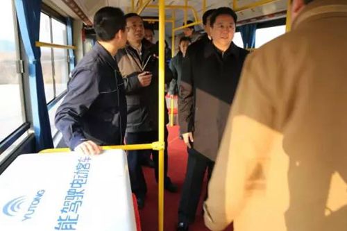 Le ministre des Transports LI Xiaopeng a fait l’expérience des autocars automatiques de Yutong