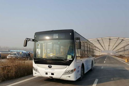 Le ministre des Transports LI Xiaopeng a fait l’expérience des autocars automatiques de Yutong