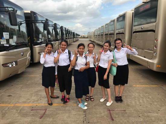 Une donation de 98 autobus Yutong au Cambodge donnée par la Chine