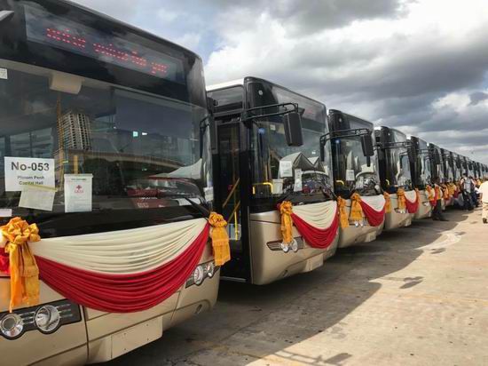 Une donation de 98 autobus Yutong au Cambodge donnée par la Chine